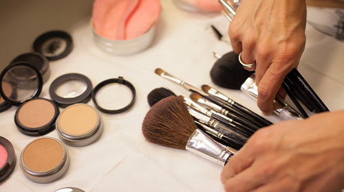 DICA | Quais produtos devem fazer parte do estojo do profissional de maquiagem?