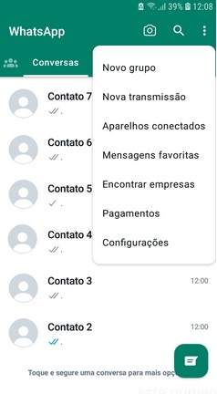 Imagem da tela de conversas do Whatsapp, com o menu de configurações aberto no canto superior direito.
