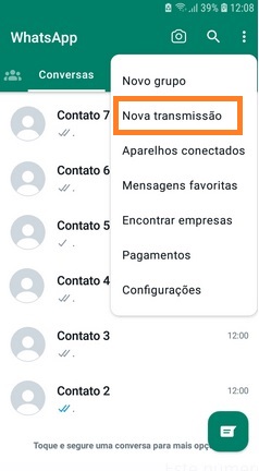 Imagem da tela de conversas do Whatsapp, com o menu de configurações aberto no canto superior direito e a opção de criar uma nova transmissão destacada por um contorno laranja.