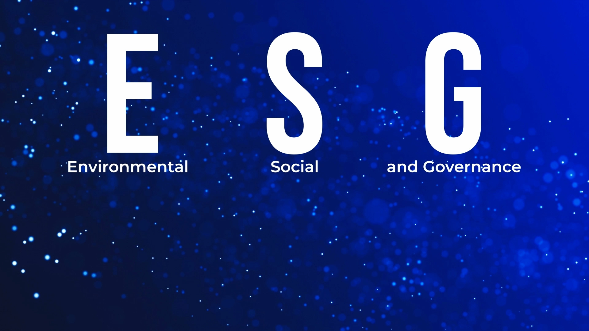 A imagem é um frame de vídeo. Sobre fundo azul está a sigla ESG, escrita em branco. Embaixo de cada letra está seu significado: Environmental, Social and Governance.