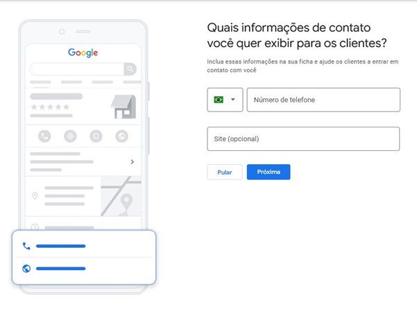 Imagem de fundo branco. À esquerda, está a ilustração de um celular com a tela mostrando uma busca do google e uma opção de contato destacada com borda azul. No lado direito, vemos duas lacunas a serem, respectivamente, com: número de telefone e site da empresa que está sendo cadastrada na plataforma. As lacunas estão vazias. Abaixo das lacunas, estão os botões de pular a página atual ou avançar para a próxima página.