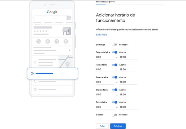 Imagem de fundo branco. À esquerda, está a ilustração de um celular com a tela mostrando uma busca do google e a informação de horário de funcionamento destacada com borda azul. No lado direito, vemos lacunas a serem preenchidas com o horário de funcionamento da empresa em cada um dos dias da semana. As lacunas estão preenchidas somente de segunda à sexta, com horário das 08 horas às 18 horas. Abaixo das lacunas, estão os botões de pular a página atual ou avançar para a próxima página.